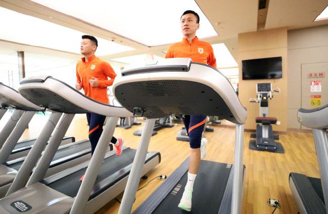皇马2-0领先　第54分钟，特拉茨送出直塞，莫拉莱斯跟进形成单刀抢在后卫补防和门将出击之前低射破门，黄潜扳回一城比分改写为2-1　第64分钟，迪亚斯接加西亚传球顺势转身抹过防守，一路带球突进到禁区，左脚假射真扣晃过防守横带一步换右脚打门得手，皇马3-1领先　第68分钟，皇马前场施压高强度拼抢造成黄潜失误，罗德里戈禁区内得球被破坏，莫德里奇后插上推射入网，皇马4-1领先　【比赛焦点瞬间】第7分钟，黄潜后场出球犹豫险些送礼，莫德里奇机敏上抢制造险情　第11分钟，莫德里奇右侧似传似射扫到后点，罗德里戈跟进包抄没能踢上　第19分钟，罗德里戈接巴尔韦德传中倒地垫射被扑，但同时也越位在先了　第24分钟，莫德里奇弧顶扛着防守打出高质量远射，皮球擦着横梁出了底线　第35分钟，阿拉巴在与莫雷诺对抗后倒地，无法坚持被搀扶下场，纳乔替补登场　第45+2分钟，贝林厄姆禁区内倒地，但主裁没有表示　第68分钟，贝林厄姆被对手一路拉拽球衣后推搡回击染黄　第79分钟，琼阿梅尼复出替补克罗斯登场　下半场补时4分钟。